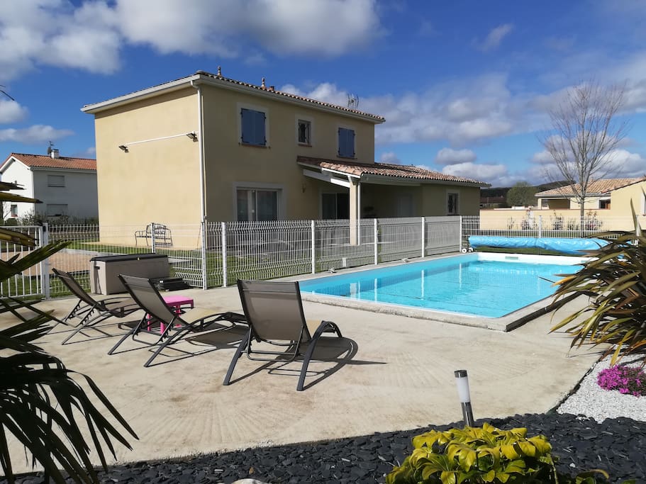Piscine et transats