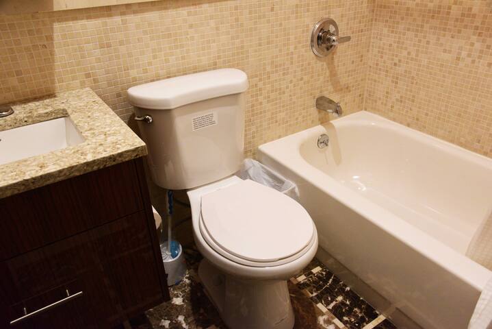 6 BR, 4 Full Bath Duplex With Washer & Dryer gallery image 2