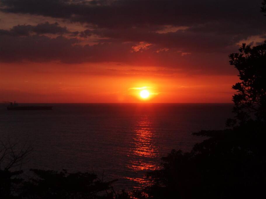 POR DO SOL EM FRENTE DOS QUARTOS