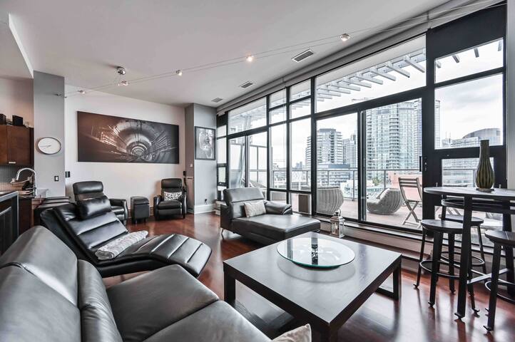 Penthouse Loft – CN Tower/Lake View