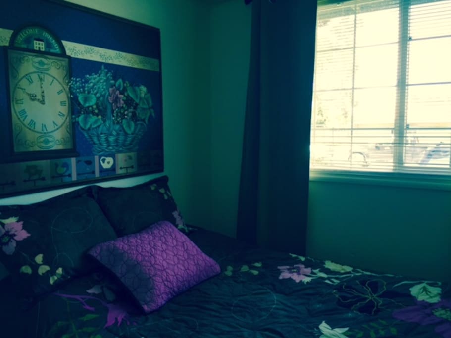 bedroom queen size bed