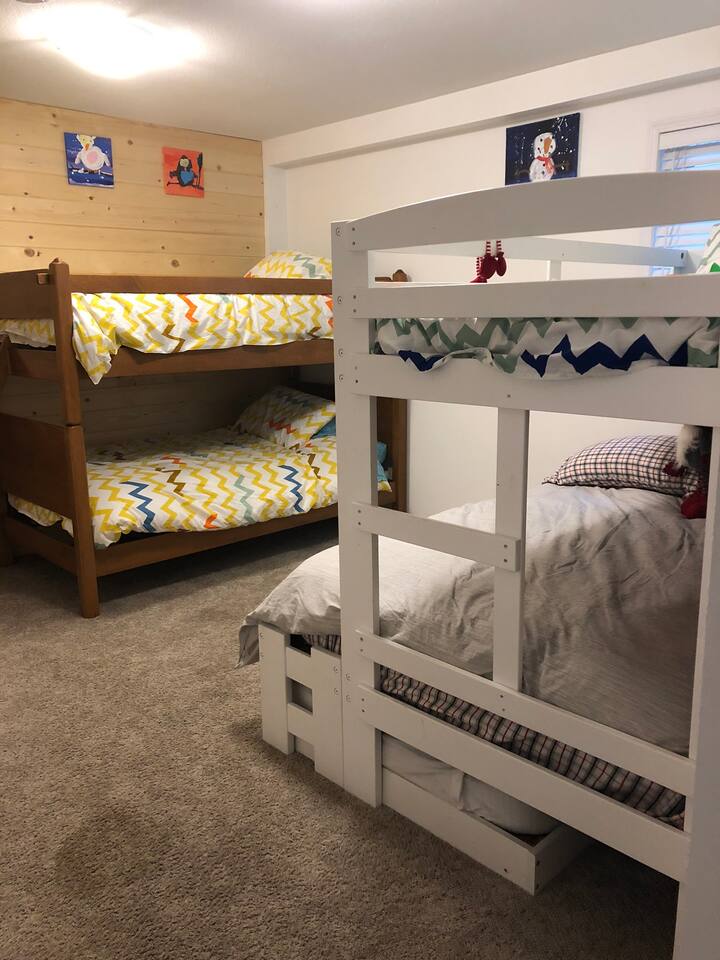 Bunk room - Sleeps 6 - Bunk bed with double, single & single trundle that slides out as well as single bunk bed.  A great space for the kids with a good variety of board games, lego, books etc to keep the kids busy. 