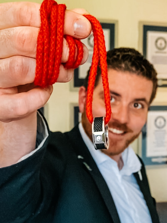 Show full-screen, host-provided image