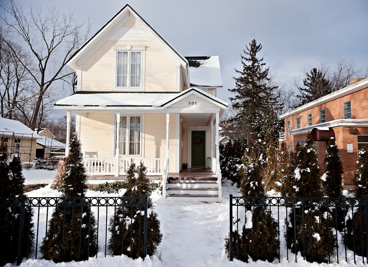 Navigating Holland’s Seasonal Real Estate Market