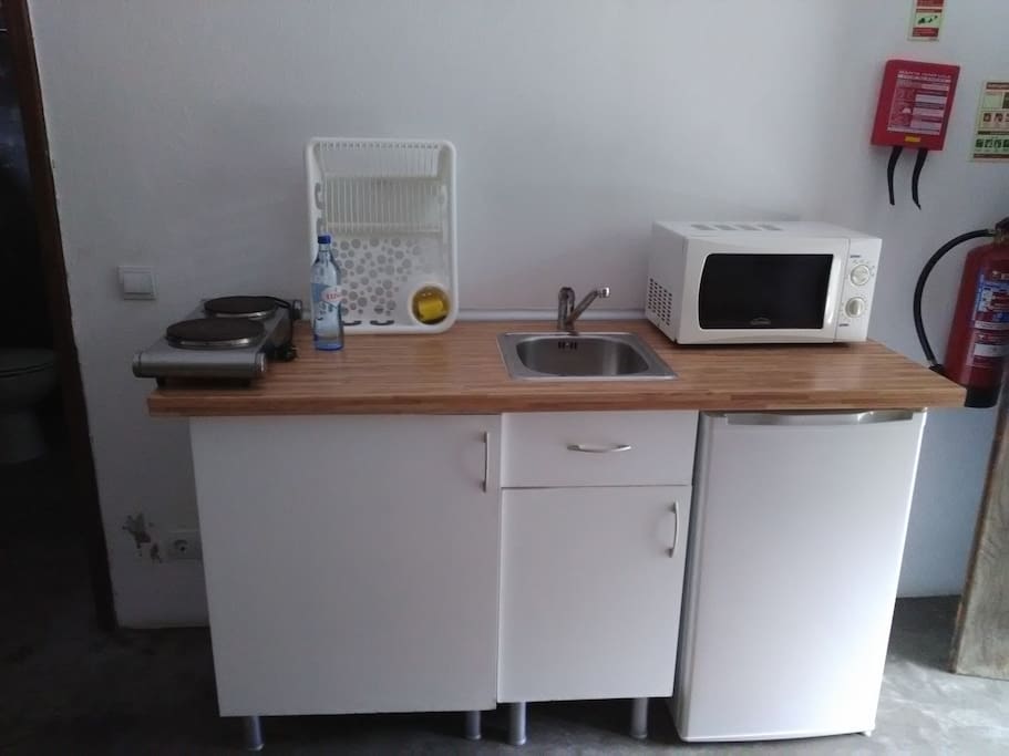 Small kitchen with hotplate, fridge and microwave (in twin bedroom)