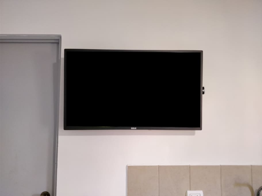 40" LED LCD TV with CableTV