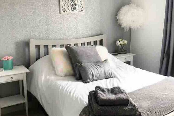 Entire home - Modern, cosy and homely with parking