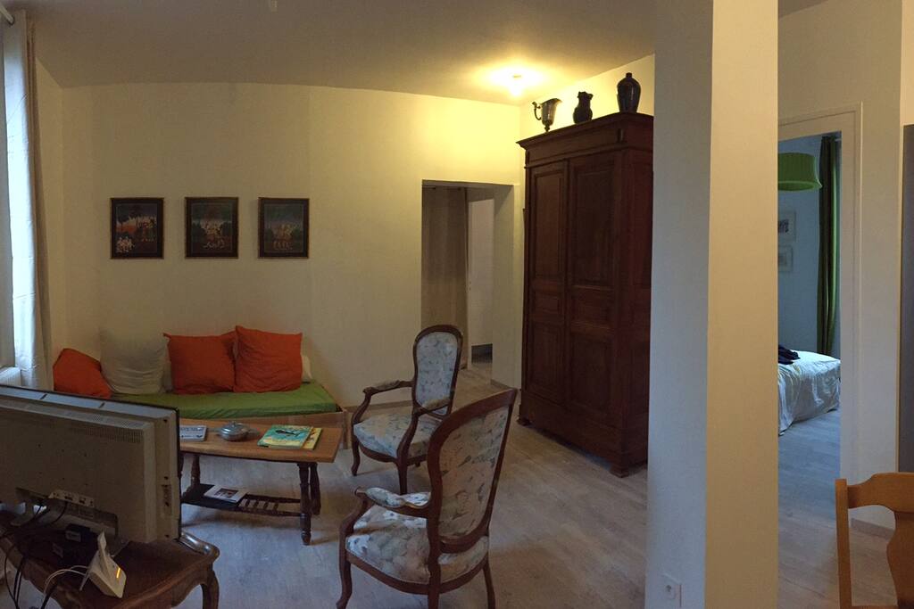 Vue sur le salon au Rez de chaussée avec le canapé convertible