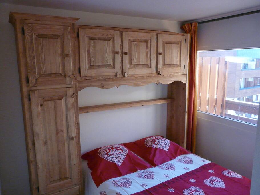 chambre avec lit 2 places + rangement