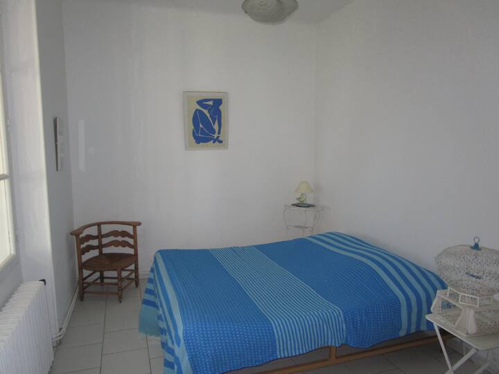 غرفة نوم بسرير 160*200