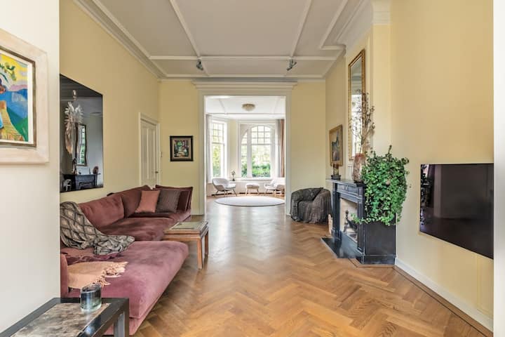 Изглед към всекидневната и предната стая от кухнята.