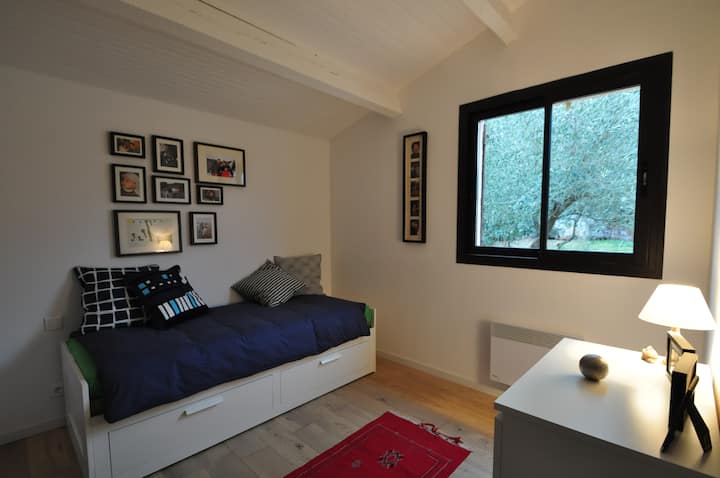 Spavaća soba 1 s bračnim krevetom i prostorom za odlaganje