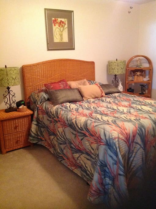 Relax in your tropical bedroom in comfort!