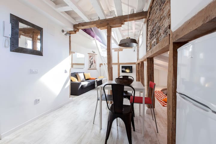 Romantic attic.A/A.Wifi.Ascensor.Plaza Mayor.