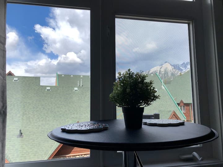 Small Cozy Hotel Rm Rockies View 1br+ba Ug Parking - Canmore