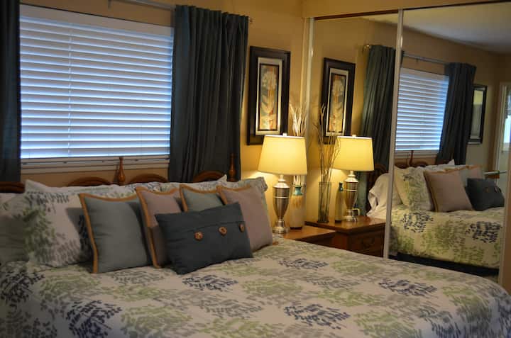 主卧配备加大双人床，卫生间配备淋浴