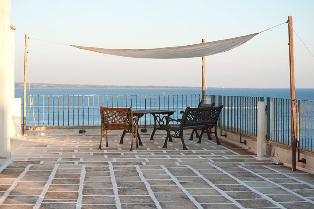 Grande terrazzo con vista mare, attrezzata con doccia