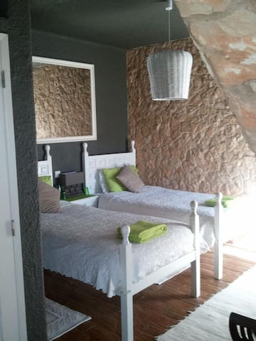 TRADITIONAL PORTUGUESE HOME. 5 BEDROOMS. SLEEPS 9!