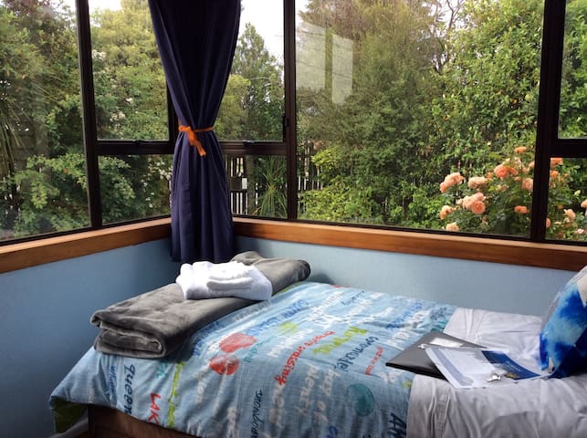 Free breakfast & wifi. Cosy room near mall & park.