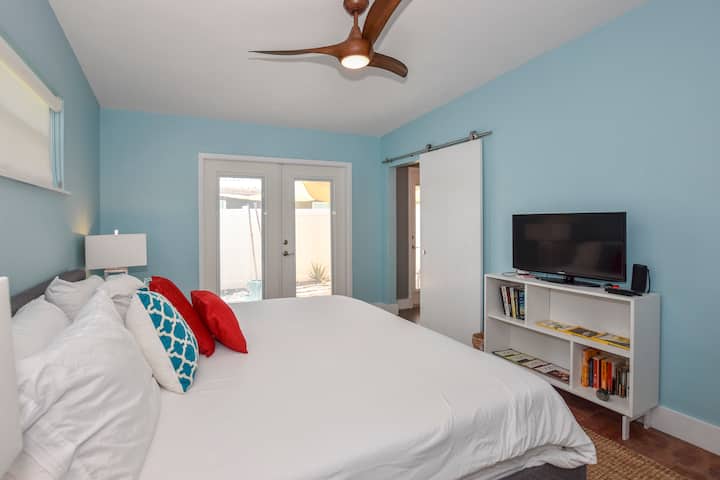 De hoofdslaapkamer.  Een zeer comfortabel schuimmatras voor een comfortabele rust van huis.  Schuim- en verenkussens beschikbaar. De tv biedt Netflix en Prime. Verberg naar de patio aan de zijkant voor een aangenaam kopje koffie in de ochtend.