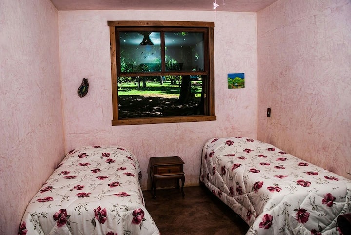 Შუა საძინებელი ორადგილიანი საწოლით.