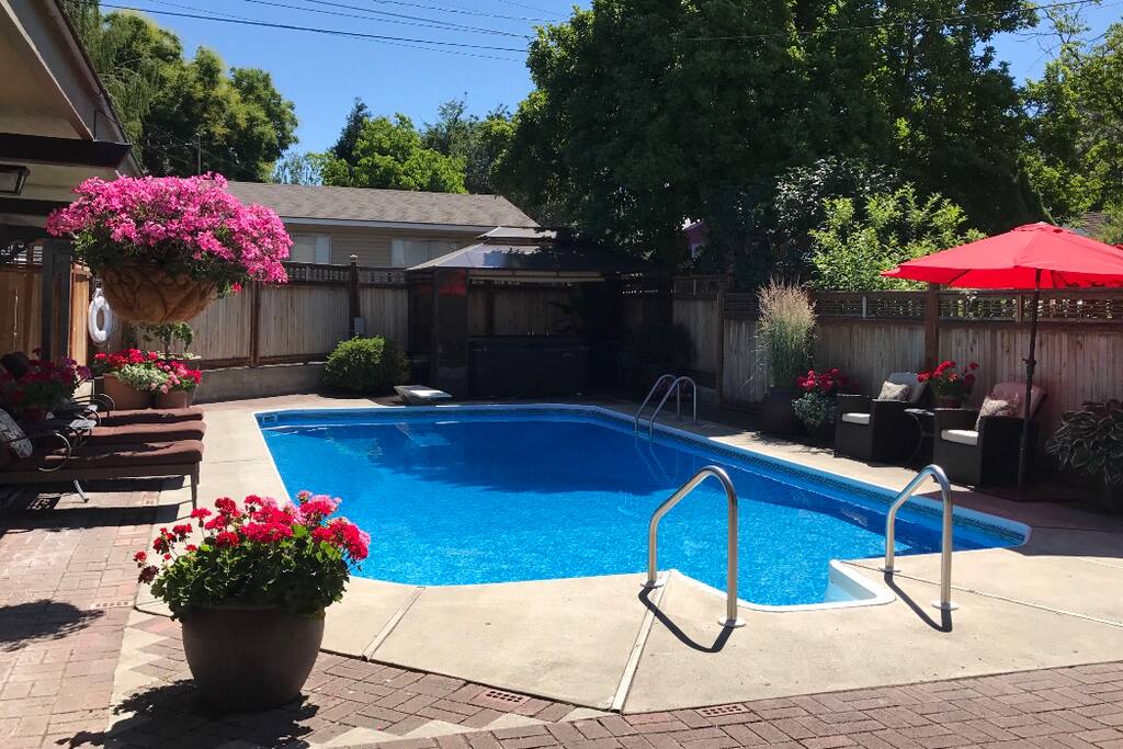 Prospect Manor pool and hot tub.