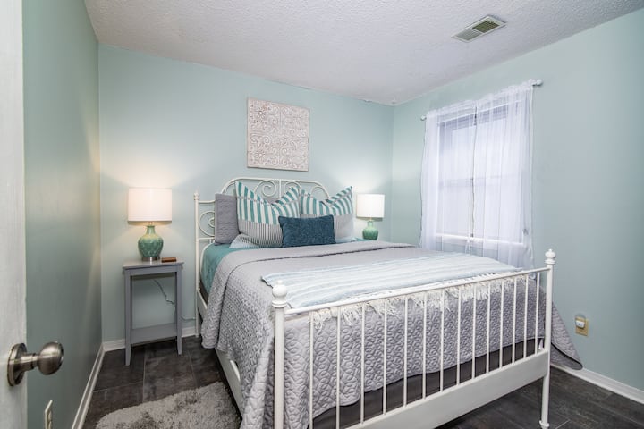 Naša spavaća soba za goste nudi hladan i miran ambijent s plišanim bračnim krevetom.