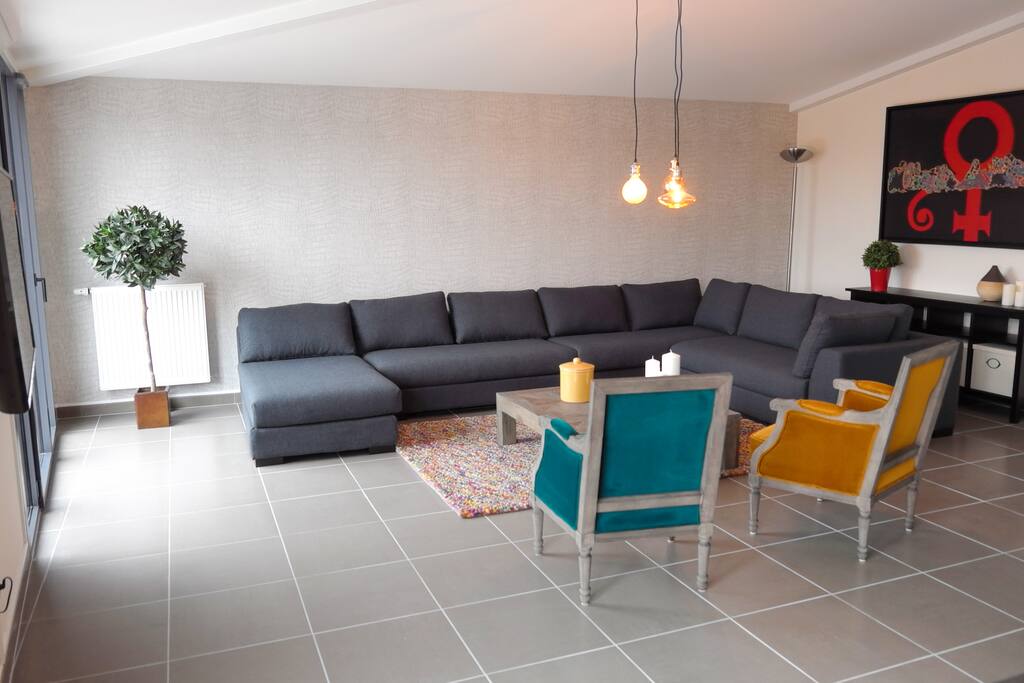 Grand salon climatisé avec canapé d'angle et vu sur le canal