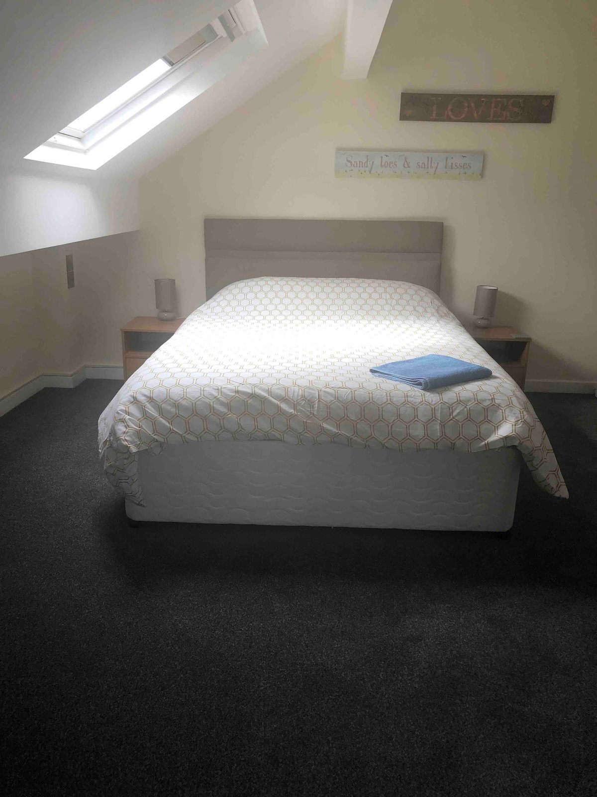 Kitanda aina ya King katika chumba kikuu cha kulala.