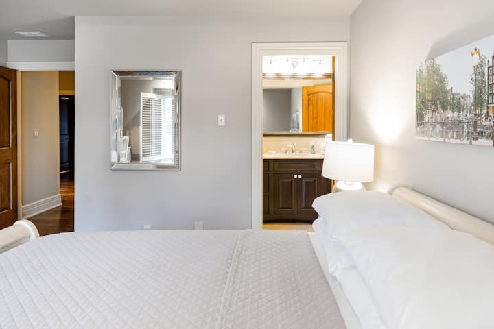 Chic Oasis near Downtown Chicago