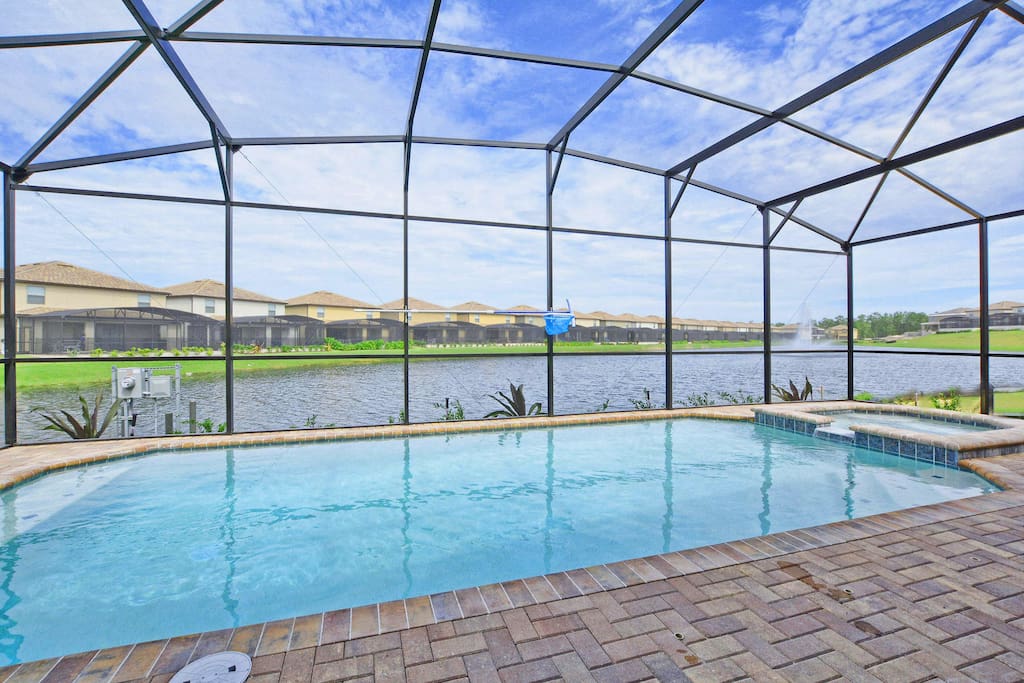Private Screened Pool & Spa with Beautiful Lake Views!!