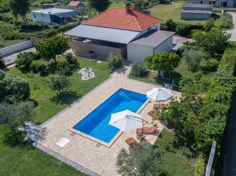 Exclusive Pool Apartment Tina