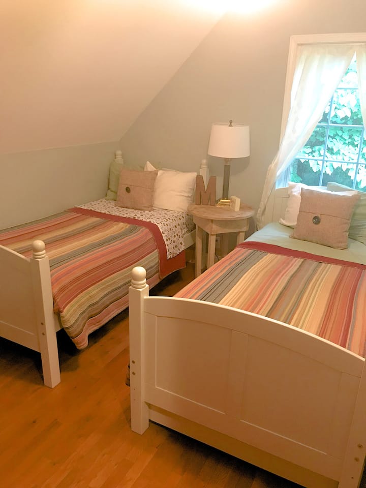 ห้องนอนชั้นบนมีเตียงแฝด 2 หลัง