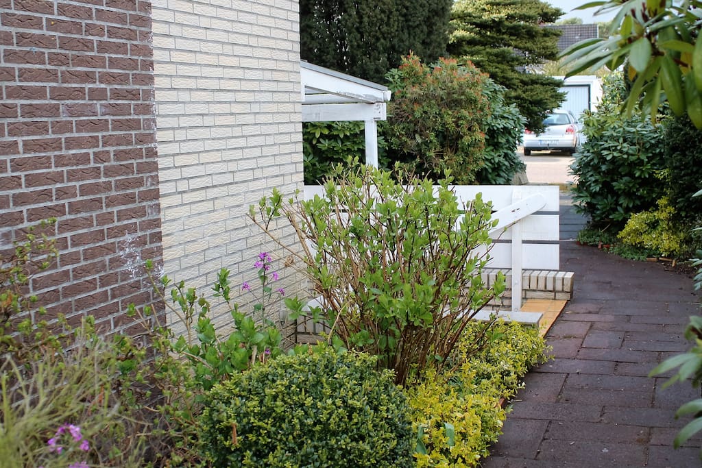 Gartenbereich mit dem Außeneingang
