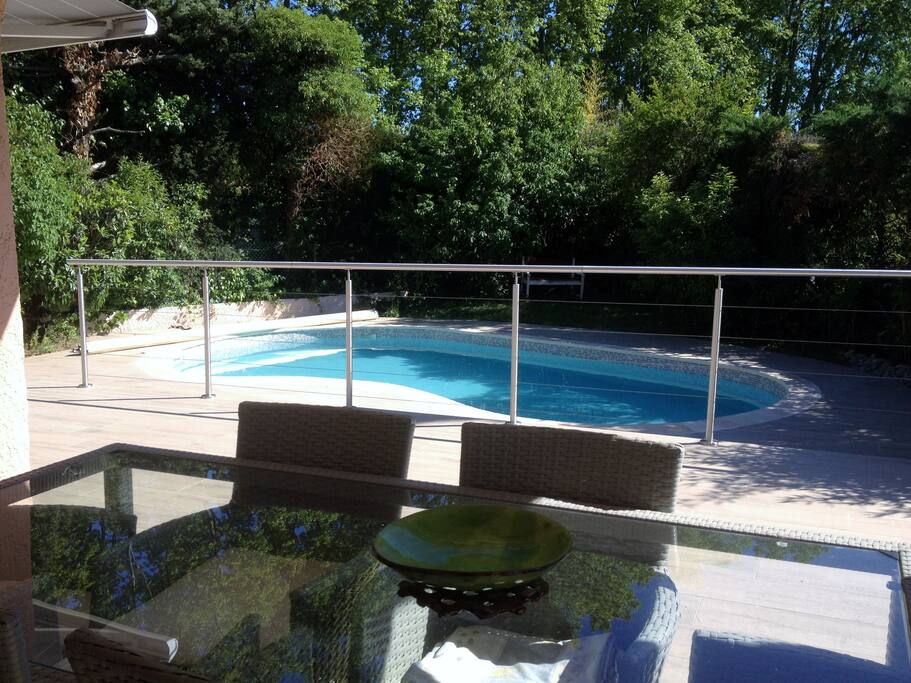 Terrasse, vue sur la piscine