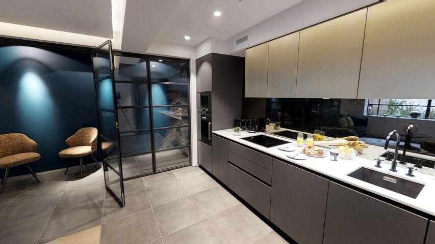 Modern and Gorgeous 2 Bedroom and 2 Bathroom in Soho gallery image 3