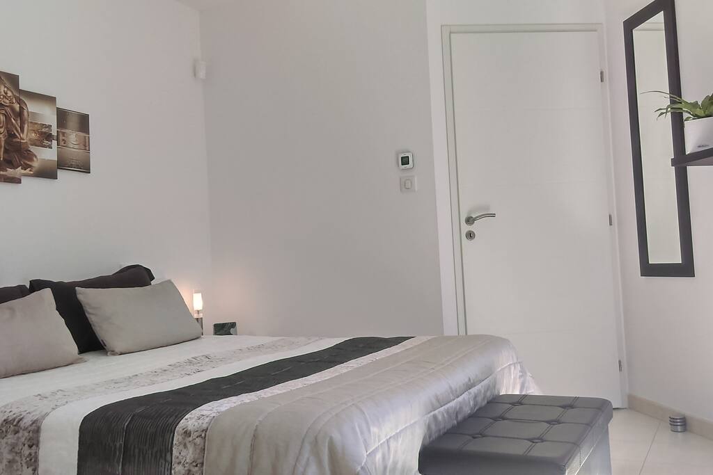 Suite parentale, salle de bain/douche et wc (séparé) privés