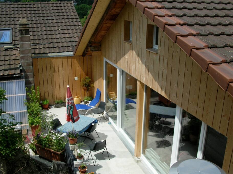 und so sieht die Terrasse mit der Glasfront von der Seite aus