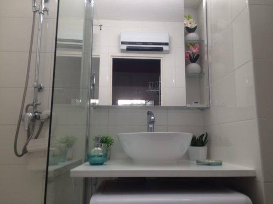 Salle de bain douche wc et machine à laver