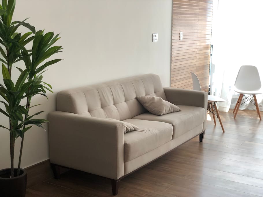 Sala ampla com ar condicionado.