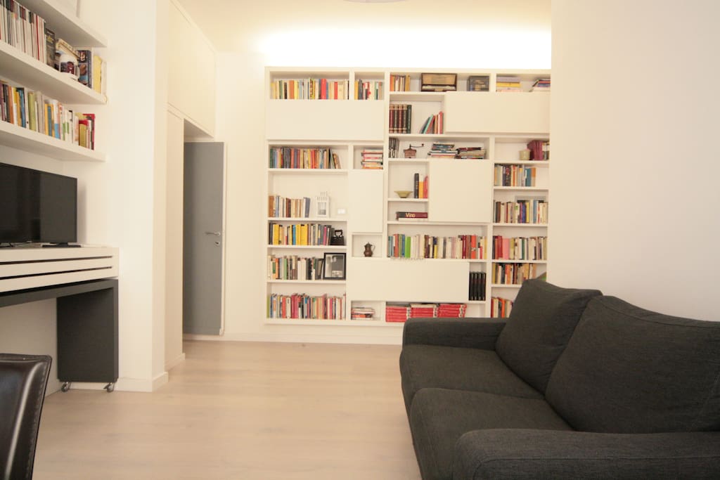 livingroom with bookshelf