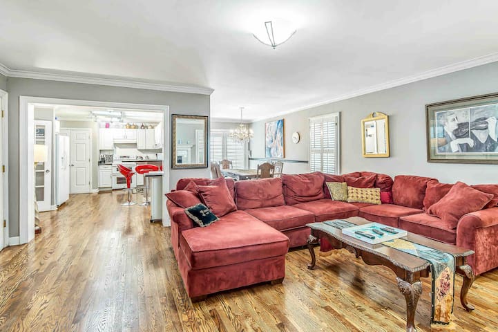 OPEN POOL & Hot Tub! 5.5 Baths, Near Downtown! gallery image 5