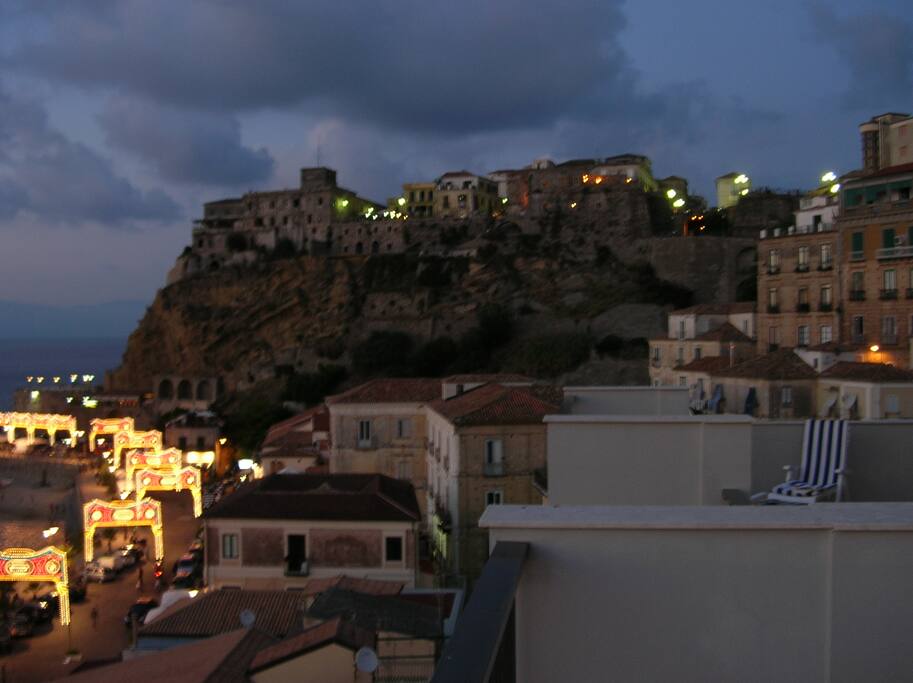 Vista dal terrazzo del Castello Murat e centro della cittadina