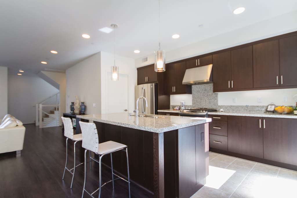 The open kitchen allows lots of sun and plenty of company for large brunch or dinner parties!