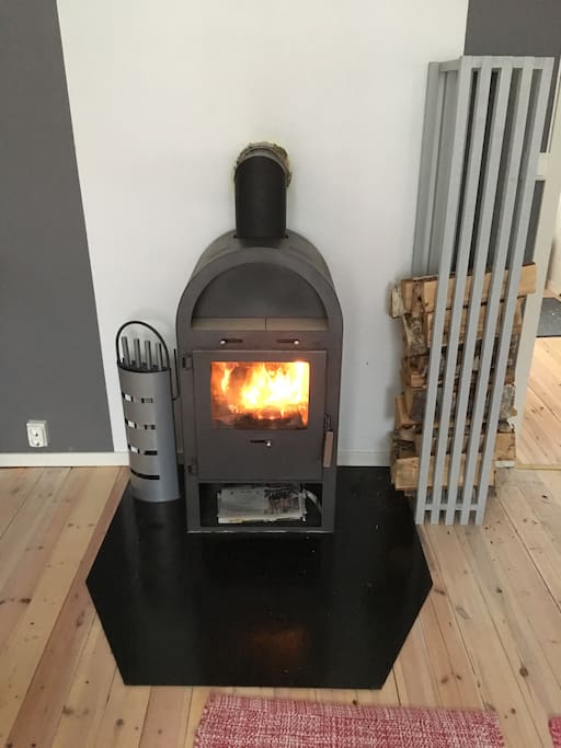 Kamin, ved finns att tillgå.