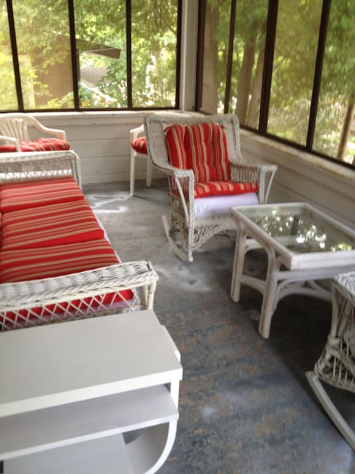 Screened in front porch w/ceiling fan. THE place to hang out!