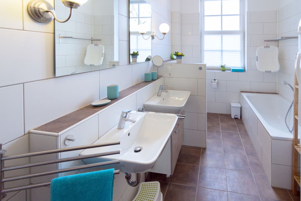 großes Badezimmer mit Wanne, Dusche, Doppelwaschbecken /Spacious bathroom