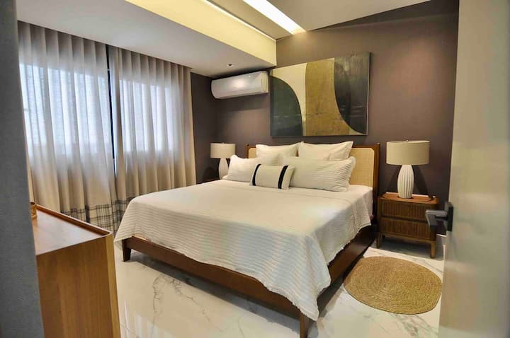 The master bedroom has a luxury mattress king size bed, full bathroom and extended walk-in closet , windows equipped with shutters .