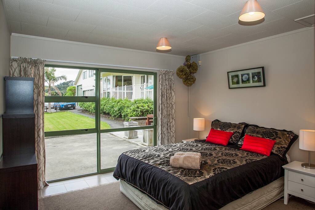 Master Bedroom - Kahurangi Waves - Whangaumu Bay