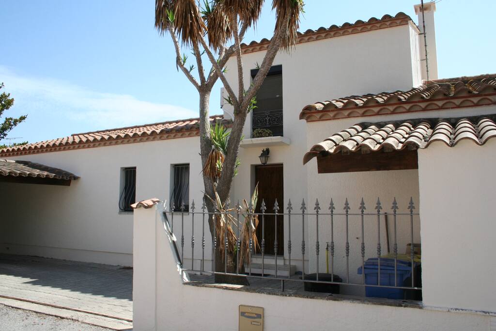 Le devant de la maison, portail ouvert